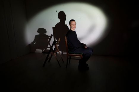 Nokialainen kuvataiteilija ja kuvanveistäjä Jarno Vesala istuu työhuoneessaan yleensä pilkkopimeässä uusimman hahmonsa kanssa. Hän katselee uutta videoteosta, pohtii ja kokeilee yksityiskohtia.