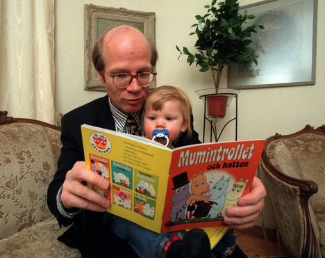Vastavalittu ministeri luki Muumi-kirjaa lapselleen tammikuussa 1999.