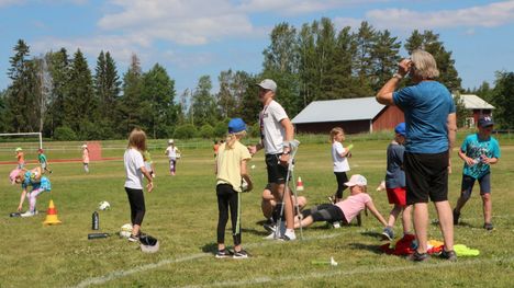 Olympiakomitea on kiinnostunut ja haluaa osaltaan varmistaa, että lapsilla ja nuorilla on tulevaisuudessakin ohjaajia ja liikuttajia. Kuva Merikarvian Innon leiriltä vuodelta 2020.