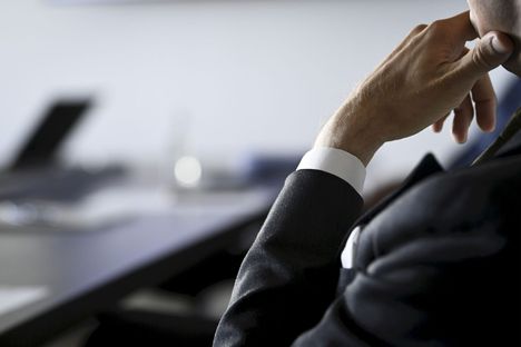Miehiä kokouksessa Helsingissä 7. syyskuuta 2022.