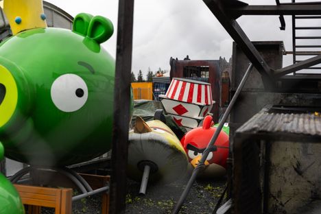 Särkänniemien Angry Birds Land -teema-alueella nähtyjä hahmoja nököttää keskellä Nokialla sijaitsevaa teollisuusaluetta. 