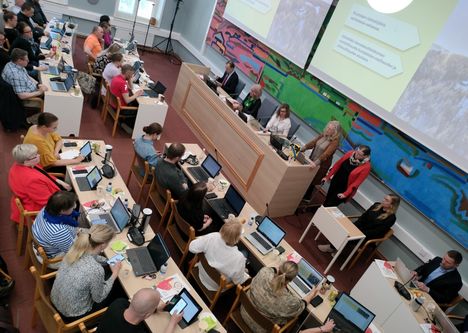 Nokian kaupunginvaltuustossa on 43 jäsentä. Tämä kuva on otettu kaupungintalon valtuustosalin lehteriltä 13. toukokuuta 2024.