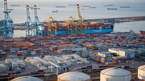Rahtikontteja Barcelonan satamassa Espanjassa. Barcelonan satama on yksi Euroopan suurimmista satamista.