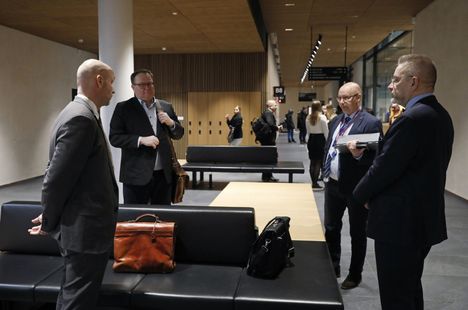 Oulun käräjäoikeudessa alkoi 13. helmikuuta 2024 valmisteluistunto, jossa teknologiayhtiö Uroksen perustajia Jyrki Hallikaista ja Tommi Uharia syytetään törkeästä avustuspetoksesta. Käräjäoikeuden aulassa keskustelivat syytettyjen asianajajat Ville Kivistö (vas., avustaa Tommi Uharia), Olli Siponen (avustaa Jyrki Hallikaista) sekä jutun syyttäjä, erikoissyyttäjä Ilkka Kalliokulju ja Business Finlandin asianomistajana toimiva asianajaja Markku Fredman (oik.).