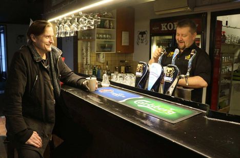 The Juice-bandin kitaristi Tommi Pajunen ja Paratiisi Pubin yrittäjä Marko Ojanen toivovat, että ihmiset lähtisivät nauttimaan   erilaisista keikka- ja stand up -illoista. Toivon, että paikkakuntalaiset osaisivat pitää sitä arvossa, että heille tarjotaan säännöllisesti jotain ohjelmaa, Pajunen tuumaa.
