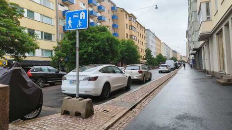 Pihakaduksi muutetulla Vaasankadulla ei ole sallittuja pysäköintipaikkoja, mutta autoilijat pysäköivät sinne silti.