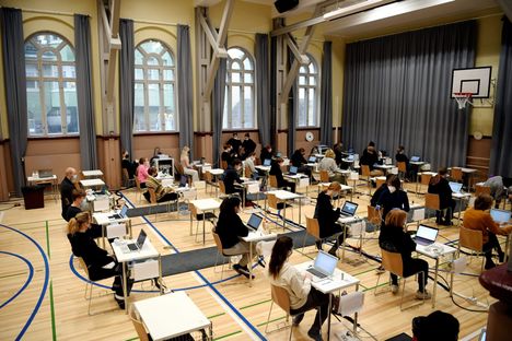 Ylioppilaskokeet käynnissä Ressun lukiossa Helsingissä maaliskuussa 2021.