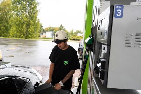 Miksi polttoaine on Ruotsissa halvempaa kuin Suomessa? Hintaero on jo 60–70 senttiä