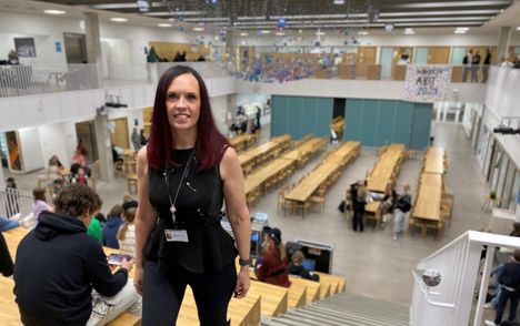 Silta-kampuksen yhteisöohjaaja Hannemari Pulkkinen antaa nuorille vinkkejä siihen, kuinka ylioppilaskirjoituksiin liittyvää stressiä, painetta ja jännitystä voi purkaa. Kuva lokakuulta 2023.