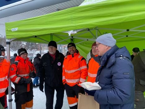 Olli Rehniä on joissakin arvioissa moitittu harmaaksi, ja ehdokas tuntuu kääntäneen näkemyksen omaksi edukseen valitsemalla päähänsä tarkoituksella harmaan pipon. Nokian vaalitilaisuudesta ei silti väriä puuttunut sillä Janne Siuvon (kesk.) vetämä lumenaurausporukka ja vaaliteltan katos toivat Löytiksen edustalle kirkkaita sävyjä.