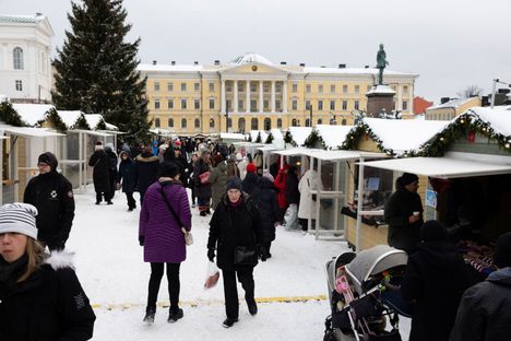 Senaatintorilla järjestetyillä Tuomaan markkinoilla oli perjantaina keskipäivällä runsaasti väkeä.