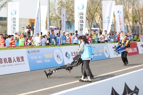 Lyyhistynyt robotti kannettiin pois kilpailuradalta.