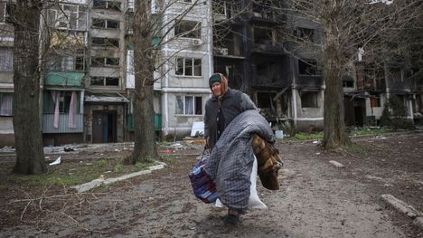 Paikallinen kantaa omaisuuttaan mukanaan evakuoinnin aikana Ukrainan Donetskissa huhtikuun 12. päivä.