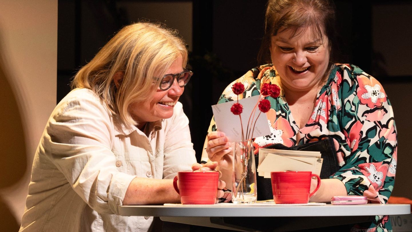 Teatteriarvio | Mari Rantasilan ohjauksessa äidit uhriutuvat ja soittavat kesken työpäivän