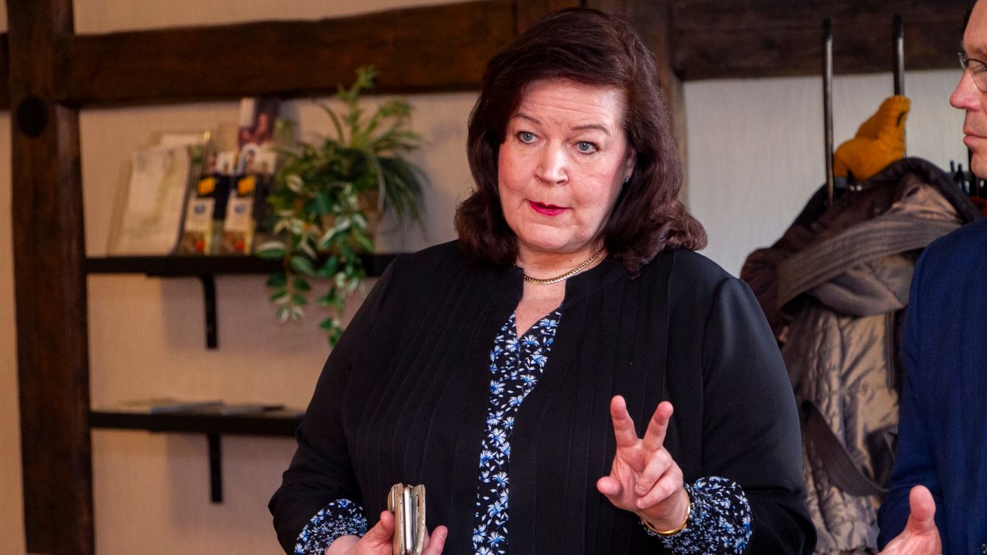 Anne Holmlund aiheutti turhan hälytyksen – puhelin unohtui auton katolle