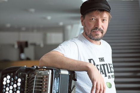 Pauli Hanhiniemi, 50, on muusikko, säveltäjä ja sanoittaja. Hänen yhtyeitään ovat muun muassa Kolmas Nainen ja Hehkumo. Hanhiniemi sai Juha Vainio -sanoittajapalkinnon vuonna 2007. Hän osallistui Vain Elämää -ohjelman toiselle tuotantokaudelle syksyllä 2013. Syyskuussa Hanhiniemi julkaisi ensimmäisen soololevynsä Minä ja Hehkumo.