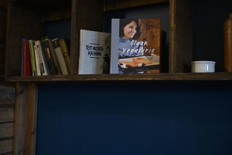 Pizzeria Rehtorin hyllylle on aseteltu Olga Temosen keittokirja.