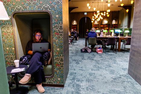 Tara Achat는 조용한 공간에서 잘 지내며 벽에 내장된 독서 공간에 앉는 것을 선호합니다.