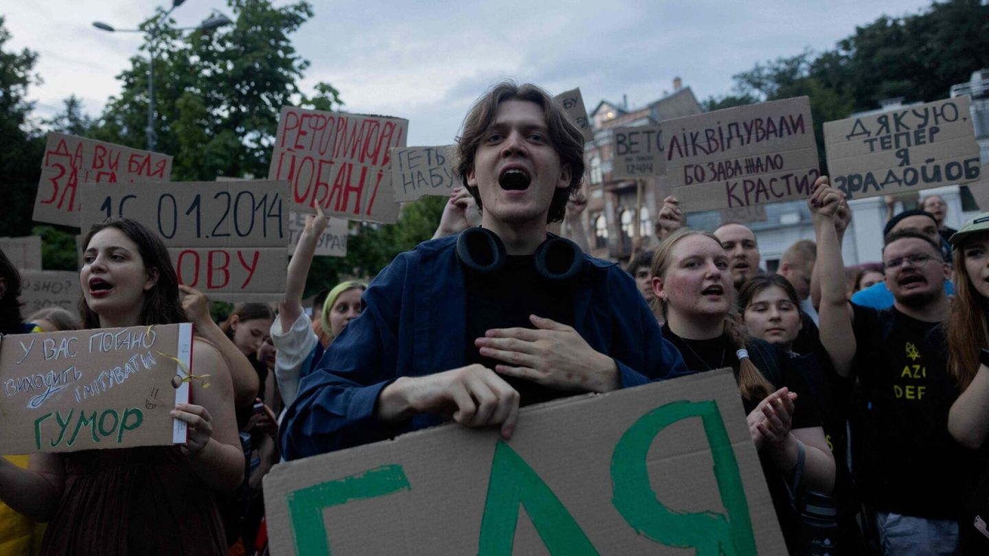 Ukrainan mielenosoitukset | Ukrainassa puhkesi laajoja mielenosoituksia uutta korruptiolakia vastaan, tästä on kyse
