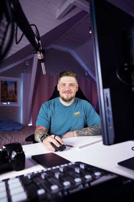 Petteri Mikkonen on ollut päätoiminen tubettaja kuusi vuotta. ”Äitini on suurin fanini, hän katsoo kaikki videoni”, Mikkonen kertoo. Hänet kuvattiin kotistudiossaan Nokian Siurossa.
