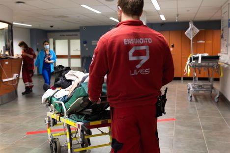 Taysin Acutassa oli loppuvuodesta 2022 pahoja ruuhkia. Organisoiva hoitaja Elina Inkovaara rientää puhuttelemaan ambulanssin tuomaa uutta potilasta. Työryhmä selvittää nyt päivystyksen potilasvirtaa.