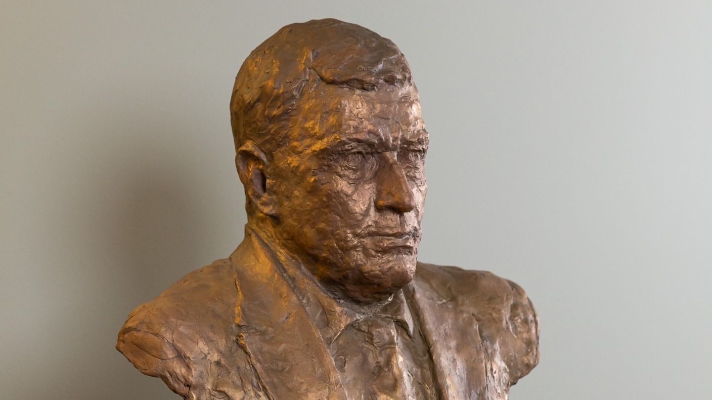 V Predsedniški palači razkrili doprsni kip predsednika Niinistöja