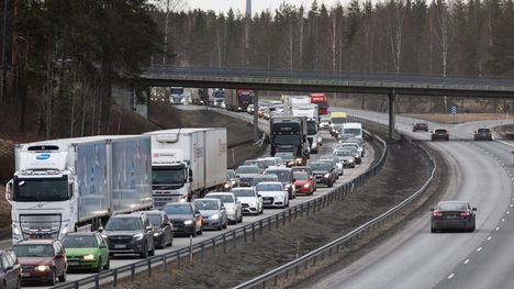 Tavoitteena on 80 prosentin päästövähennys, mutta tieliikenteen päästöt ovat kasvaneet neljä prosenttia edellisvuodesta. Kuva on moottoritien ruuhkasta Lempäälästä.