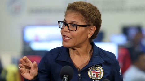 Pormestari Karen Bass puhui tiedotustilaisuudessa maanantaina Los Angelesissa. 