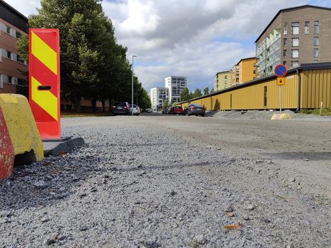 Poutuntiellä ei ole riittävästi parkkipaikkoja asukkaille. Kuva on syyskuulta 2024.