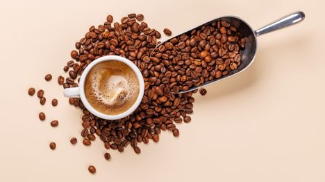 Selvitimme, kummassa on enemmän kofeiinia: tummapaahtoisessa vai vaaleapaahtoisessa kahvissa.