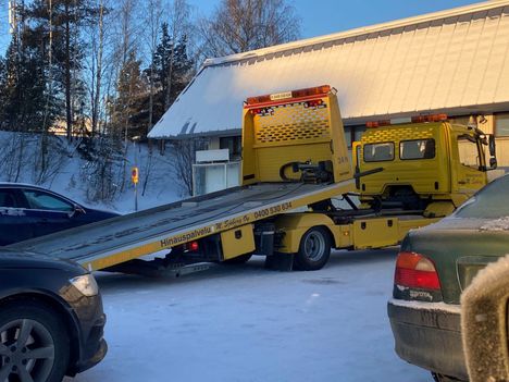 Hyytävä sää koettelee autojen akkuja. Monelta jää matkanteko kesken, kun auto ei ota käynnistyäkseen. Nokialla hinausliikkeellä on riittänyt tällä viikolla hommia.