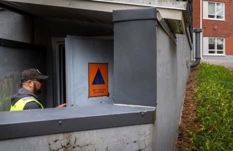 Esa Heikkinen avaa yhden Turengin yhteiskoulun kolmesta väestönsuojasta. Janakkalan ainoa yleinen väestönsuoja sijaitsi Turengin linja-autoaseman alla, mutta se lakkautettiin vuonna 2018 eli jäljellä ovat julkisten rakennusten yhteydessä olevat suojat. Väestönsuoja on rakennettava jokaiseen rakennukseen tai rakennusryhmään, jonka pinta-ala on vähintään 1200 neliötä.