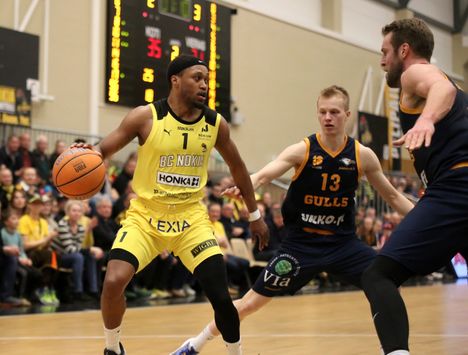 Kahron Ross pelasi juuri päättyneellä kaudella BC Nokiassa numerolla 1. Kuvassa peliliikkeitä Seagullsia vastaan Nokian Harjuniityssä toukokuussa.