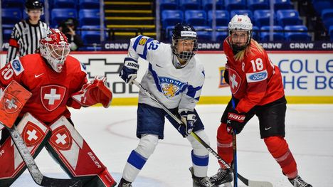 Sanni Vanhanen ja Naisleijonat kaatoivat Sveitsin.