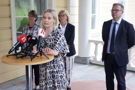 Hallituspuolueiden puheenjohtajat kokoontuivat median eteen keskiviikkona. Vasemmalta oikealle Sari Essayah (kd), Anna-Maja Henriksson (r) ja Petteri Orpo (kok), mikrofonien edessä Riikka Purra (ps).