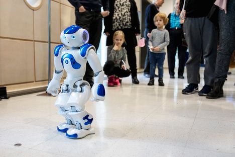 Alle kouluikäiset tuntuvat pitävän roboteista. 