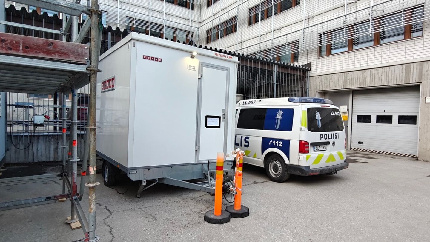 The indoor air of the police station drove 12 police to a few square booths