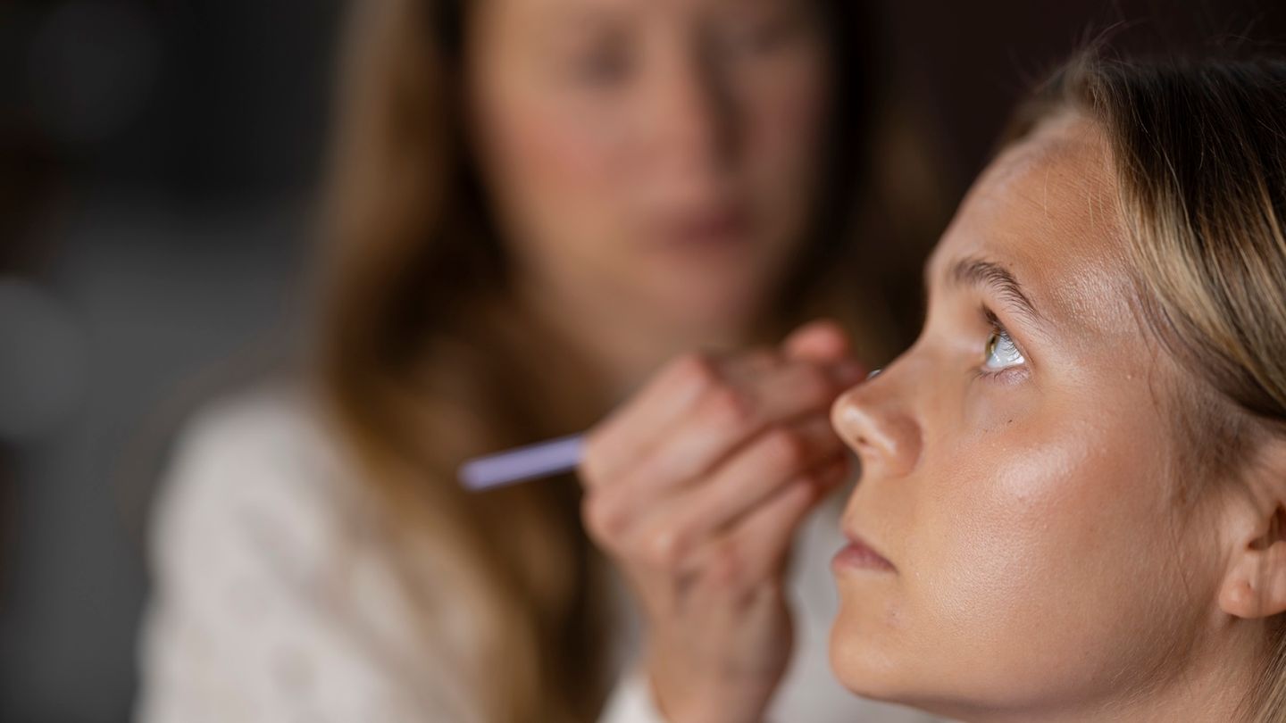Beauty | Makeup Artist Shows How to Achieve a Successful No-Makeup Makeup Look
