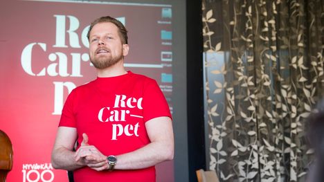 Red Carpet -elokuvafestivaalin perustaja, näyttelijä Antti Luusuaniemi kuvattuna festivaalin perustamisvuonna 2017.