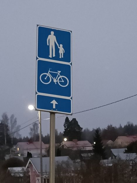 Neliömallinen opastusmerkki opastaa jalankulkijat ja pyöräilijät heille tarkoitetulle reitille.