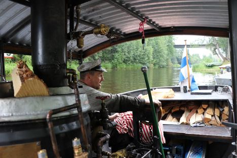 Höyrylaivaharrastaja Eemeli Parviainen on rakentanut höyrylaivansa seikkailuja varten. 