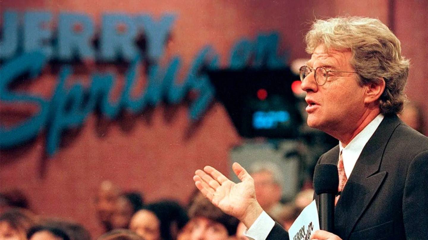  ”Leikimme ihmisten psyykeellä, kunnes saimme reaktion” – Jerry Springer Show toi Suomeen shokkitelevision