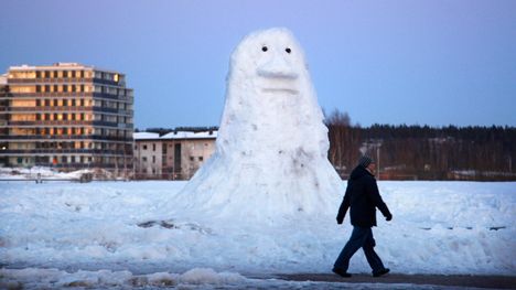 Onko kuvassa lumiukko vai lumihenkilö?