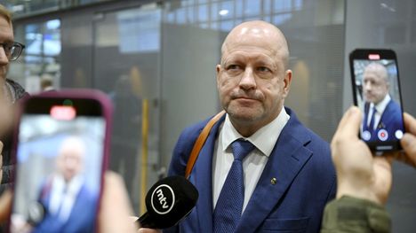 Kansanedustaja Timo Vornanen saapui Helsingin käräjäoikeuteen keskiviikkona 12. marraskuuta.