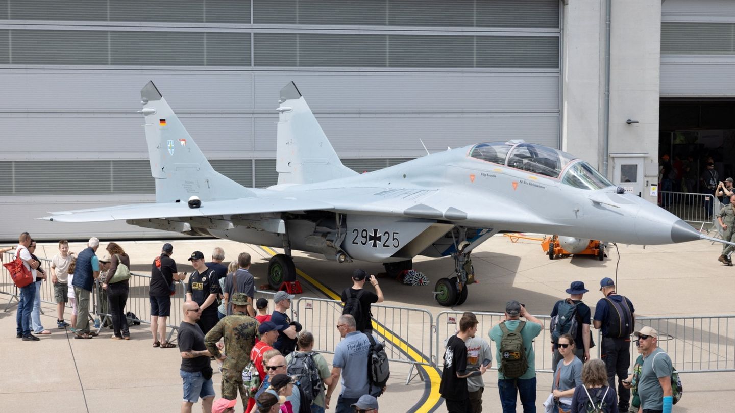 Poland Won't Supply MiG Fighter Jets to Ukraine in Drone Deal Dispute
