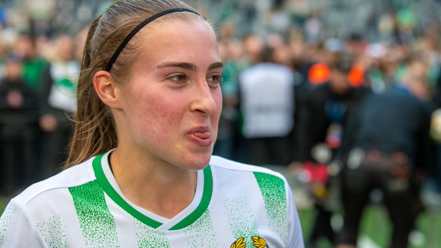 Football | Vilma Koivisto's autographs are popular even with teenage boys in Sweden