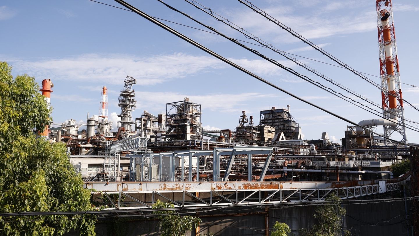 Japan earthquake toll rises, factories halt production amid widespread damage