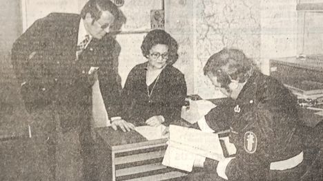 Naispoliisi olisi tarpeellinen Alavudellakin. Nyt saavat poliisien vaimot sännätä tarkistamaan huostaan otettuja naisia. Asiaa pohtivat rouva Kaisu Jaskari sekä konstaapelit Pentti Mettomäki (oik) ja Matti Jaskari. Uutinen Aamulehdessä 11.11.1975.