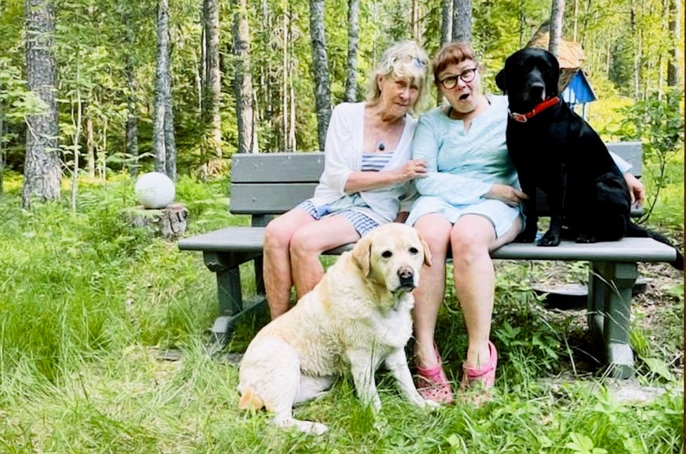 MÖKKIELÄMÄÄ. ”Parasta ovat nykyään hetket mökillä. Tässä olemme yhdessä tyttäreni Karoliinan kanssa. Kuvassa myös hänen koiransa Sandi ja Tinka.”