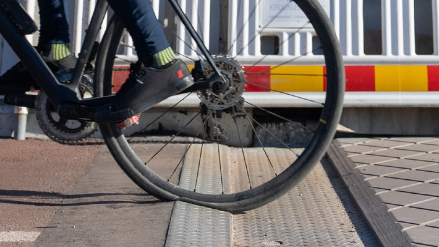 Expansion Joints on Helsinki's New Kruunuvuorensilta Bridge Pose Danger to Cyclists